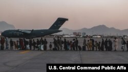 Pesawat Angakatan Udara AS Boeing C-17 Globemaster terus melakukan evakuasi warga sipil di bandara Kabul, Afghanistan (23/8). 