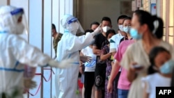 中国福建省莆田仙游县的居民排队接受新冠核酸检测。（2021年9月13日）