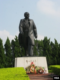 中国特区深圳的邓小平像（美国之音张楠拍摄）