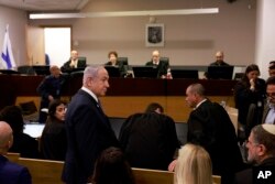 Perdana Menteri Israel Benjamin Netanyahu, tengah kiri, tiba di pengadilan distrik atas kasus dugaan korupsi, di Tel Aviv, Israel, Selasa, 10 Desember 2024. (Menahem Kahana/Pool Photo via AP)