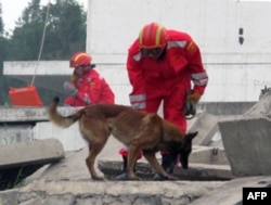 北京军区工兵团战士演示地震救灾