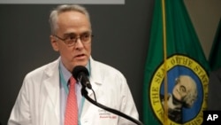 华盛顿州西雅图市和金恩郡卫生官员2月29日举行记者会，宣布当地出现美国首个新冠病毒的死亡病例。