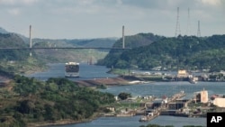 Sebuah kapal kargo berlayar melalui pintu air Miraflores di Terusan Panama di Kota Panama, Jumat, 3 Mei 2024. (Matias Delacroix/AP)