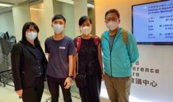 本身是大律师的支联会副主席邹幸彤(左起)6月29日晚与天水连线成员林进、社民连副秘书长陈宝莹、守护大屿联盟召集人谢世杰出席7-1游行上诉聆讯,最后游行上诉被驳回 (美国之音/汤惠芸)