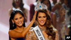 Iris Mittenaere dari Perancis mendapat mahkota Miss Universe dari pemenang sebelumnya, Pia Wurtzbach, di Pasay City, Manila selatan, Filipina (30/1). (AP/Bullit Marquez)