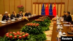 中国国家主席习近平在北京钓鱼台国宾馆会见到访的欧盟委员会主席容克和欧洲理事会主席图斯克。 （2018年7月16日）