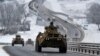 ក្បួន​រថពាសដែក​រុស្ស៊ី​ធ្វើ​ដំណើរ​តាម​ផ្លូវ​ហាយវ៉េ​ក្នុង​តំបន់ ​Crimea ថ្ងៃទី១៨ ខែ​មករា ឆ្នាំ ២០២២។ (AP)