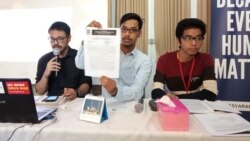 Pengacara Publik LBH Masyarakat Ma'ruf Bajammal (tengah) dalam sebuah konferensi pers di Jakarta, pada 2018 (Foto: VOA/Sasmito)