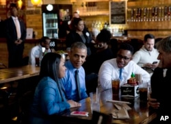 President Barack Obama has lunch at the Jolly Pumpkin Brewery in Detroit, Wednesday, Jan. 20, 2016, with from left, Teana Dowdell, autoworker at the General Motors’ Detroit-Hamtramck Assembly, Dr. Tolulope Sonuyi, Emergency medicine physician engaged with Detroit youth through violence prevention and intervention programs, part of Detroit’s efforts around the My Brother’s Keeper initiative and Tom Kartsotis, founder, Shinola, right.
