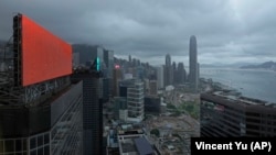 资料照片:一块位于香港商业区的红色广告屏(2021年7月19日)