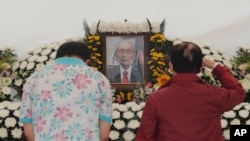 Mourners pay their respects at a memorial altar for late South Korean army Gen Paik Sun-yup at the Gwanghwamun Plaza in Seoul, South Korea, July 12, 2020.