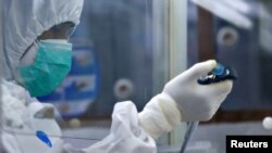 Tes sampel PCR di Rumah Sakit Pusat Pertamina di tengah pandemi COVID-19 di Jakarta, 16 Desember 2020. (REUTERS / Ajeng Dinar Ulfiana)