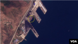 북러 무기 거래 현장으로 알려진 라진항에서 25일 컨테이너와 함께 대형 선박(원 안)이 발견됐다. 사진=Planet Labs