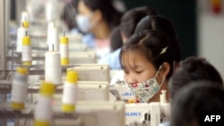 Công nhân làm việc tại một nhà máy dệt may bên ngoài Hà Nội