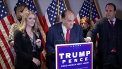 Visoka pravna savetnica Trampovog izbornog štaba Džena Elis, bivši gradonačelnik Njujorka Rudi Đulijani, predsednikov advokat, i Boris Epštejn na konferenciji za novinare 19. novembra 2020.