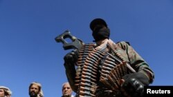 Anggota kepolisian Houthi ikut serta dalam aksi unjuk rasa menentang serangan yang dilakukan AS dan Inggris terhadap sejumlah target Houthi, di Sanaa, Yaman, pada 14 Januari 2024. (Foto: Reuters/Khaled Abdullah)