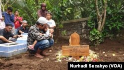 Dedy Sukma, ayah salah satu korban susur sungai di Sleman, Khoirunnisa Nur Cahyani, berdoa seusai prosesi pemakaman anaknya. (Foto: VOA/Nurhadi Sucahyo)