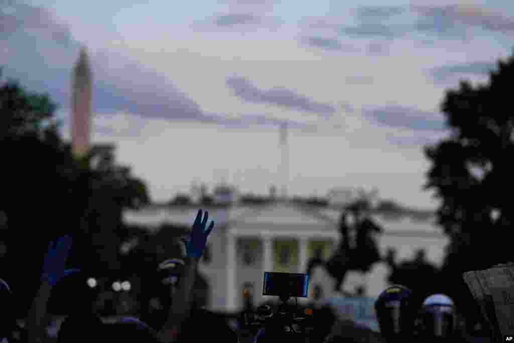 ក្រុមបាតុករ​ប្រមូលផ្តុំគ្នា​នៅមុខ​សេតវិមាន​​ដើម្បី​តវ៉ា​អំពី​ការស្លាប់​របស់​លោក George Floyd នៅ​ថ្ងៃសៅរ៍​ទី ៣០ ខែឧសភា ឆ្នាំ ២០២០ ក្បែរ​សេតវិមាន​ក្នុង​រដ្ឋធានី​វ៉ាស៊ីនតោន។ លោក Floyd បាន​ស្លាប់ បន្ទាប់ពី​ត្រូវបាន​ឃាត់ខ្លួន​ដោយ​ប៉ូលិស​នៅ​ទីក្រុង Minneapolis រដ្ឋមីនីសូតា សហរដ្ឋ​អាមេរិក កាលពី​ថ្ងៃចន្ទ ទី ២៥ ខែឧសភា ឆ្នាំ២០២០។ (AP) 