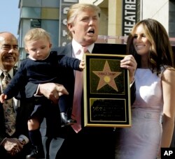 2007年1月16日，电视节目《名人学徒》的制作人川普获得好莱坞星光大道上的一颗星。他手拿星星，和妻子梅兰尼亚、儿子巴伦合影