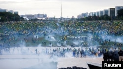 Pendukung mantan Presiden Brazil Jair Bolsonaro berdemonstrasi menentang Presiden Luiz Inacio Lula da Silva di luar Kongres Nasional Brasil di Brasilia, Brasil, 8 Januari 2023. (Foto: REUTERS/Adriano Machado)
