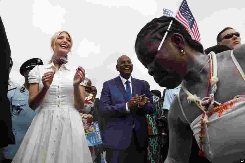 美国白宫高级顾问伊万卡·特朗普2019年4月17日抵达科特迪瓦的阿佐佩 ,当地女子以舞蹈欢迎她,伊万卡也加入舞蹈。她在当地宣布美国国际开发署(USAID)和私营企业将向可可行业的女性提供200万美元的资助。女性经营的农业合作社“凯亚”就是一个范例。伊万卡·特朗普说:“想象一下,如果我们新增300多个这样的组织,那会有多少女性从中受益。”特朗普政府创立了促进发展中国家女性就业的新项目“妇女全球发展和繁荣计划”,旨在帮助“凯亚”这类项目中的女性。世界可可基金会的蒂姆·麦考伊说:“伊万卡明显受到了非常热烈的欢迎,显然,这些女性对美国正在进行的投资非常兴奋,她们也加快了投资步伐。” 