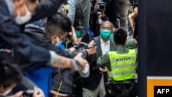 Taipan media Hong Kong Jimmy Lai (kanan) meninggalkan Pengadilan Banding Akhir setelah jaminan untuknya ditolak di Hong Kong pada 9 Februari 2021. (Isaac Lawrence/AFP)