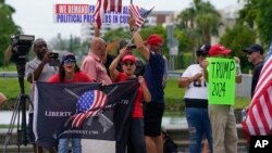 Para pendukung Donald Trump berkumpul di luar resor milik Trump di Doral, Florida, pada 12 Juni 2023. Mereka menunggu kedatangan sang mantan presiden ke resor tersebut. (Foto: AP/Gerald Herbert)