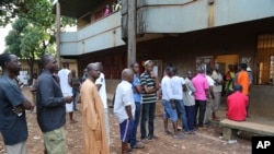 Masu kada kuria sun yi layi a runfunan zaben kasar Guinea, Oct. 11, 2015.
