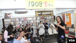 独立中文笔会会长贝岭在2014年度颁奖礼致词(美国之音图片)