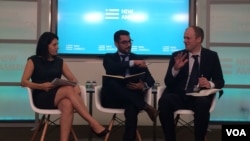 内特·罗森布莱特（Nate Rosenblatt）（中）在华盛顿智库“新美国基金”的报告发布会上。(美国之音斯洋拍摄)