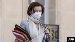 Menteri Pertahanan Prancis Florence Parly meninggalkan istana kepresidenan Elysee setelah menghadiri rapat kabinet mingguan pada 31 Maret 2021. (Foto: AFP/Ludovic Marin)