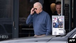 Američki predsjednik Džo Bajden izlazi iz prodavnice u Vilmingtonu, u Delaveru (Foto: SAUL LOEB / AFP)