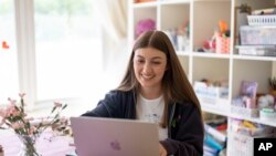 Amea Vadsvort radi od kuće u San Dijegu, 19. aprila 2024. Vadsvort, koja se vratila u kuću svojih roditelja po završetku koledža, želi da iskoristi svoj prvi stalan posao kao priliku za štednju. (Foto: AP/Gregory Bull)