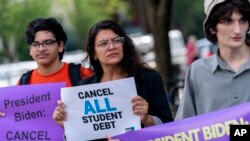 Anggota Kongres AS Rashida Tlaib (tengah) berpartisipasi dalam aksi unjuk rasa menuntut Presiden Joe Biden untuk menghapus utang uang kuliah dalam aksi di dekat Gedung Putih, Washington, pada 27 Juli 2022. (Foto: AP/Andrew Harnik)