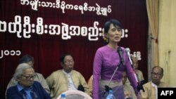 Bà Aung San Suu Kyi, nói chuyện với các thành viên của đảng Liên minh Toàn quốc Ðấu tranh cho Dân chủ Miến Ðiện tại văn phòng chính của đảng ở Yangon