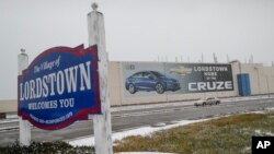 Sebuah spanduk promosi mobil Chevrolet Cruze dipasang di depan pabrik General Motors Lordstown, di Lordstown, Ohio, 27 November 2018. Meski ekonomi AS tumbuh positif, GM memutuskan untuk memangkas pekerja. 