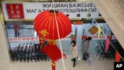 中亚国家哈萨克斯坦与中国接壤的特别贸易区，一家商场挂着中国红灯笼。（2018年4月1日）。