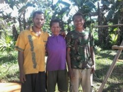 Paskalis (kiri) bersama ibu (tengah) dan adiknya (kanan) (Dok: Paskalis Kaipman)