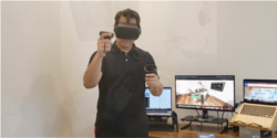 Dosen Universitas Florida, Markus Santoso, memeragakan cara penggunaan Oculus untuk program realitas maya simulasi implan gigi. (Courtesy: Markus Santoso)