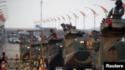 资料照：参加美韩“鹰鹞”联合军演的韩国海军陆战队的两栖突击车。（2018年4月5日）