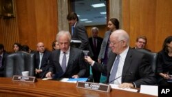 参议院外委会主席科克（左，Sen. Bob Corker, R-TN）和卡丁参议员（Sen. Ben Cardin, D-MD）在外委会听证会之前（2017年11月14日）