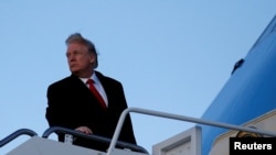 美国总统川普2018年2月2日在美国马里兰州安德鲁斯联合基地登上空军一号专机前往棕榈滩。