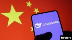 资料照片：以中国国旗为背景的手机上的DeepSeek应用程序标识（2025年1月29日）