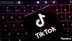 Logo aplikasi TikTok terlihat dalam sebuah ilustrasi. (Foto: REUTERS/Dado Ruvic)