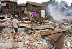 រូប​ឯកសារ៖ បុរស​ម្នាក់​ដើរ​ក្នុង​គំនរ​នៃ​ផ្ទះ​ដែល​ត្រូវ​បាន​វាយ​កម្ទេច​នៅ​ជាយ​នៃ​បឹងកក់​ ដែល​ជា​បឹង​ធំ​ជាង​គេ​នៅ​រាជធានី​ភ្នំពេញ កាល​ពី​ថ្ងៃ​ទី​១៧ ខែ​មីនា ឆ្នាំ​២០១១។ លោក​និង​អ្នក​ស្រុក​នៅ​ទី​នោះ​ត្រូវ​បាន​អាជ្ញាធរ​ជម្លៀស​ចេញ​ដើម្បីបើក​ផ្លូវ​ឱ្យ​មាន​ការ​អភិវឌ្ឍ​សំណង់ផ្ទះ​វីឡា​និង​អគារ​ការិយាល័យ​ទំនើបៗ​នៅ​ទី​នោះ។ (AP)