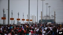 Hàng ngàn người đứng xem tàu chở hàng Neopanamax đi ngang kênh đào mới mở rộng gần thành phố Colon, Panama, ngày 26/6/2016.