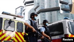 香港活动人士李宇轩2021年8月19日在重警防守下乘囚车抵达香港高等法院。（路透社照片）