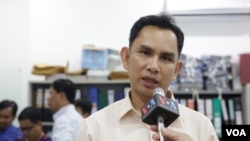 រូបឯកសារ៖ លោក អំ សំអាត ប្រធាន​ការិយាល័យ​បច្ចេកទេស​ស៊ើប​អង្កេត​របស់​អង្គការ​ការពារ​សិទ្ធិ​មនុស្ស​លីកាដូ ផ្តល់​បទ​សម្ភាសន៍​ដល់ VOA នៅ​ការិយាល័យ​អង្គការ​អាដហុក នៅ​រាត្រី​ថ្ងៃព្រហស្បតិ៍ ទី២៩ ខែមិថុនា ឆ្នាំ២០១៧។ (ខាន់ សុគុំមនោ/VOA)