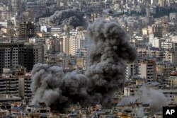 Asap mengepul menyusul serangan udara Israel di Dahiyeh, di Beirut, Lebanon, Senin, 25 November 2024. (Foto: AP)