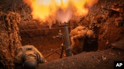 Ukrajinski vojnici 28. samostlne mehanizovane brigade isapljuju projektil iz minobacača 12mm ka ruskim položajima na liniji fronta, nedaleko od Bahmuta, regiin Donjecka, Ukrajina, 3. marta 2024.